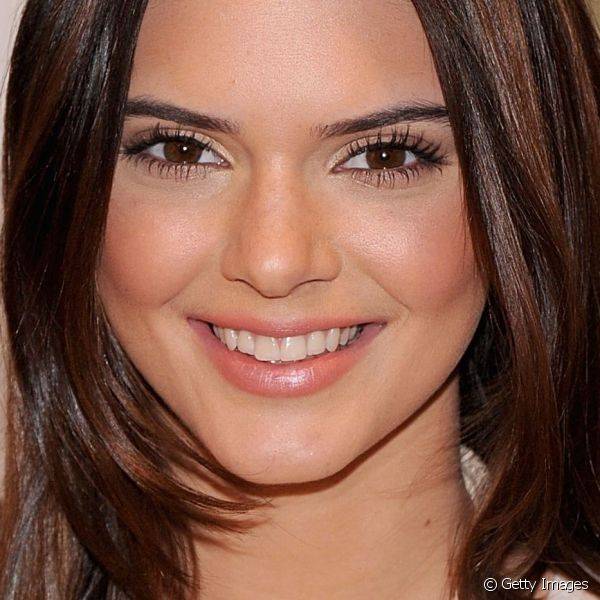 Kendall Jenner dá preferência a maquiagens naturais, como a usada no lançamento da coleção de roupas que assinou com a irmã, 
